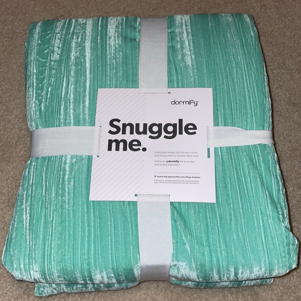 Dormify snuggle me throw blanket